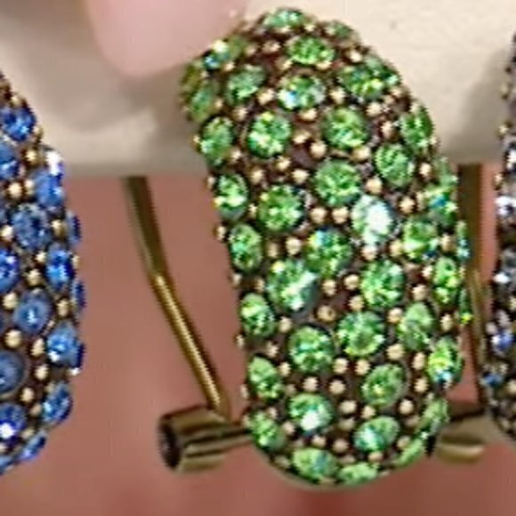 HEIDI DAUS Hugs from Heidi CHRISOLITE Green Crystal Hoop Earrings PIERCED nwt - Picture 1 of 9